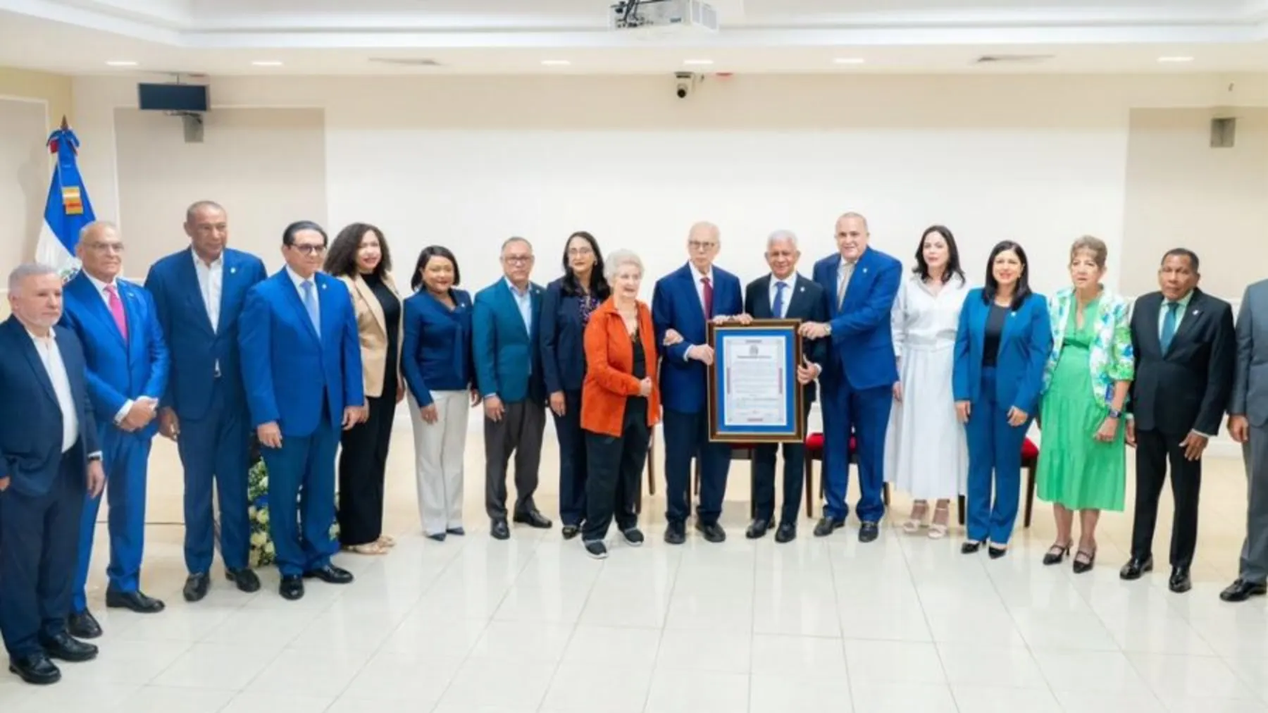 Senado reconoce trayectoria del empresario farmacéutico Jaime Sued